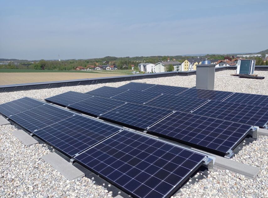 /assets/images/0/elektro_feichnter-pv-anlage-flachdach-37932fe6.jpg