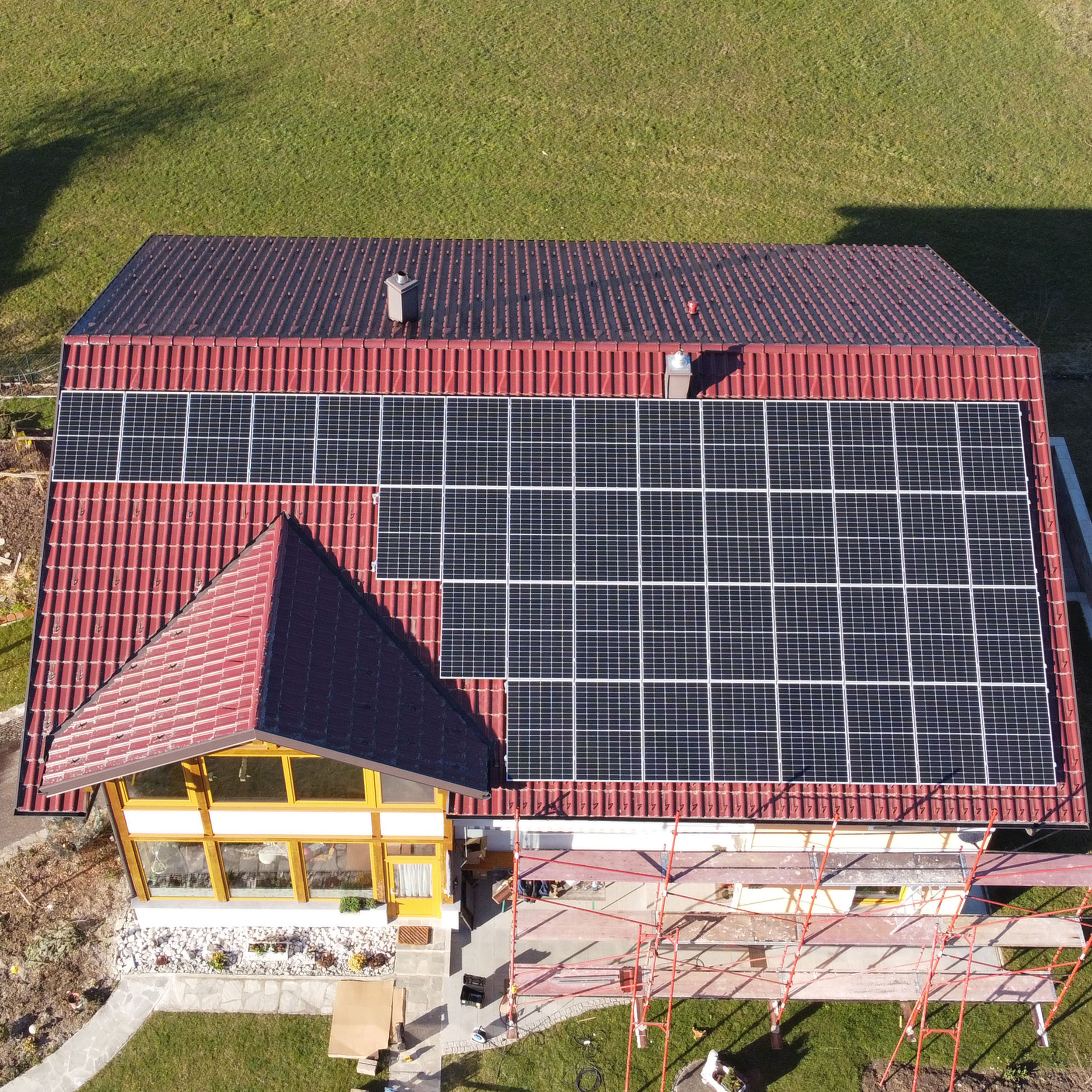 /files/dateien/bilder/referenzen/elektro_feichnter-pv-anlage-dach.jpg