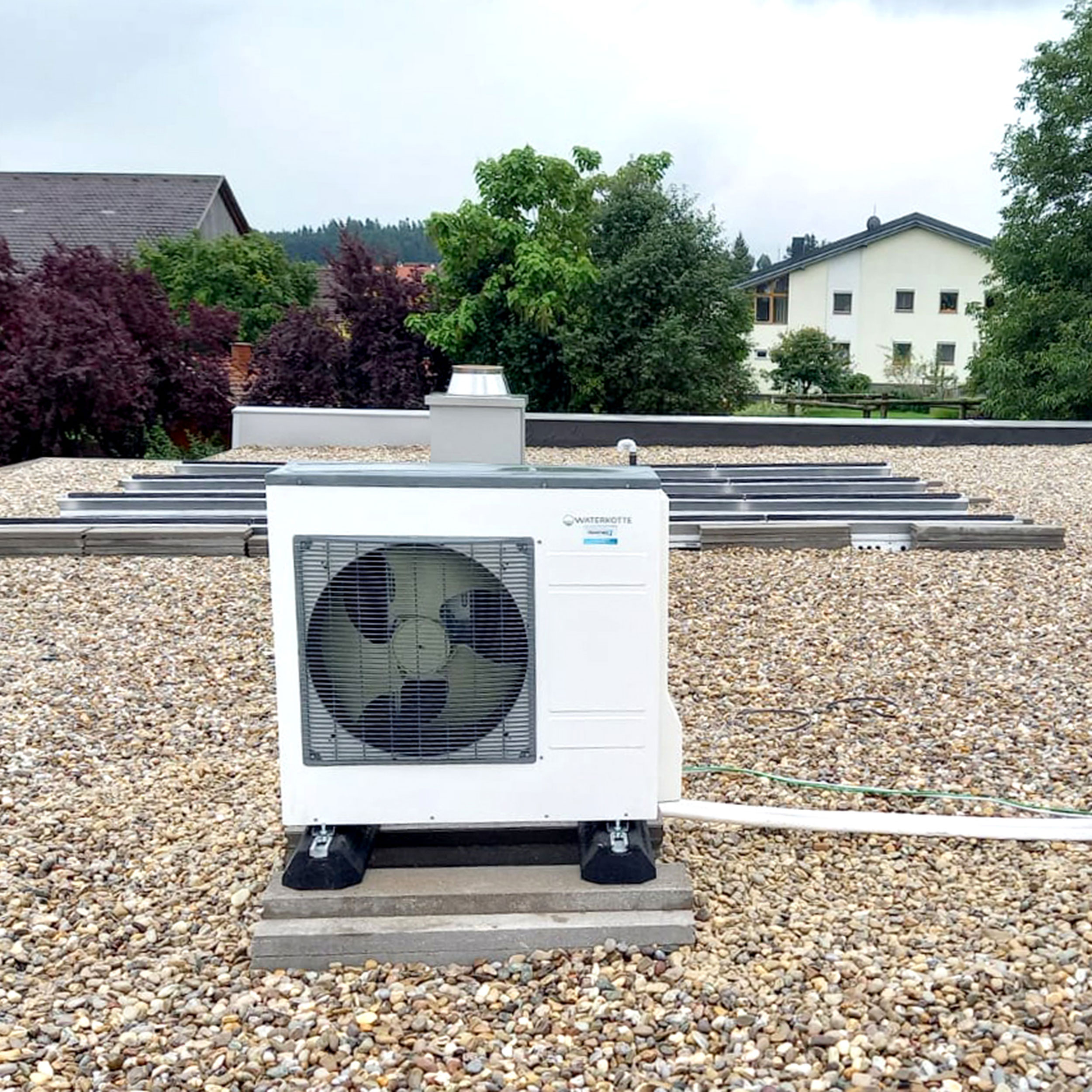 /files/dateien/bilder/referenzen/elektro_feichnter-waermepumpe_dach.jpg